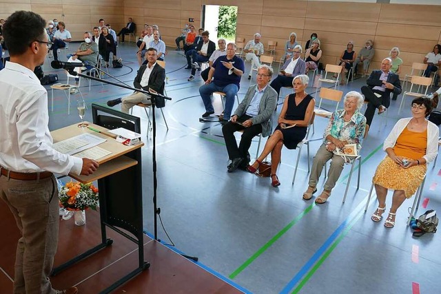 Harald Hfler (Mitte) lauschte mit Fra...n, hier von Konrektor Benjamin Gaiser.  | Foto: Frank Schoch