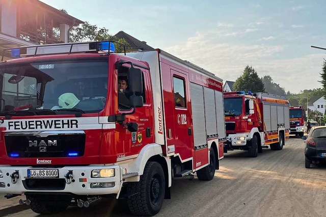 Feuerwehrfahrzeuge aus Weil am Rhein u...e verschlammten Straen von Ahrweiler.  | Foto: Feuerwehr Schopfheim