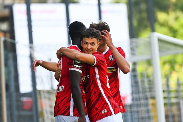 Raphael Assibey-Mensah (links) und sei...eiburg II im Testspiel gegen Mulhouse.  | Foto: SC Freiburg/Achim Keller
