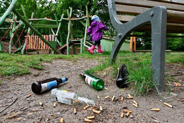 Kippen und Flaschen sind eine Gefahr f...rboten &#8211; das Trinken aber nicht.  | Foto: Thomas Kunz