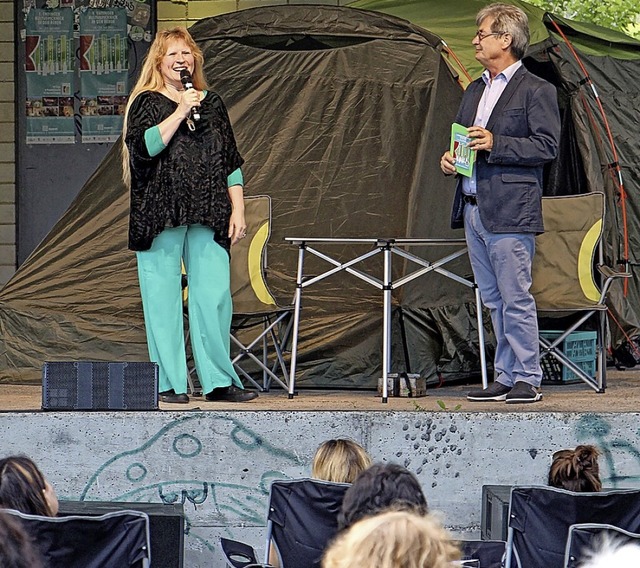 Eine strahlende Organisatorin Annette ...lvertreter Bernd Meyer auf der Bhne.   | Foto: Ruth Seitz