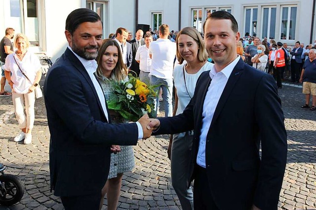 Wahlverlierer Marco Gutmann (rechts) gratuliert dem Wahlsieger Andreas Heck.  | Foto: Bastian Bernhardt