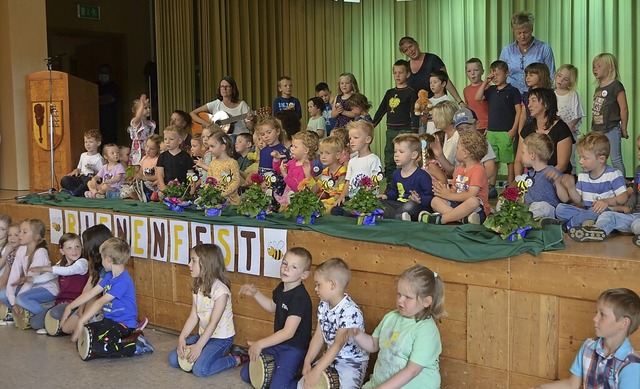 Die Kindergartenkinder der Villa Wirbe...Festakt mit Liedern rund um die Biene.  | Foto: Christiane Sahli