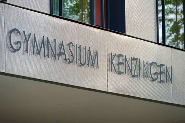 Schler des Kenzinger Gymnasiums haben...usammenlegung von Klassen protestiert.  | Foto: Lena Marie Jrger