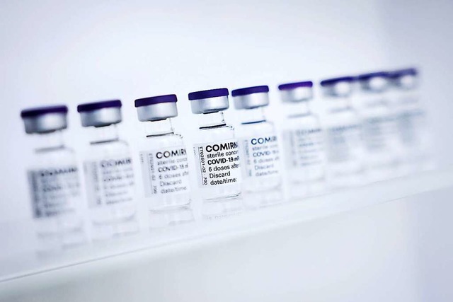 Flschchen fr den Impfstoff Comirnaty...Biontech/Pfizer stehen in einem Regal.  | Foto: Christian Charisius (dpa)