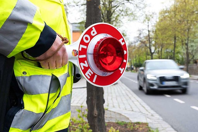 Die Verkehrskontrolle fand am Breisach...strae in Breisach statt. (Symbolbild)  | Foto: Sebastian Kahnert (dpa)