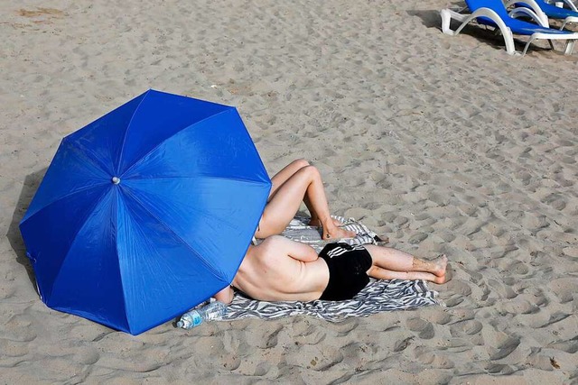 Urlauber am Strand von Mallorca. Seitd...ei der Rckreise verschrfte Auflagen.  | Foto: Clara Margais (dpa)