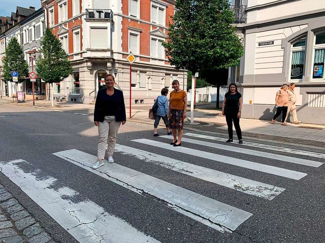 Mal innehalten fr die Demokratie: Dia... Zebrastreifen in der Friedrichstrae.  | Foto: Verena Pichler