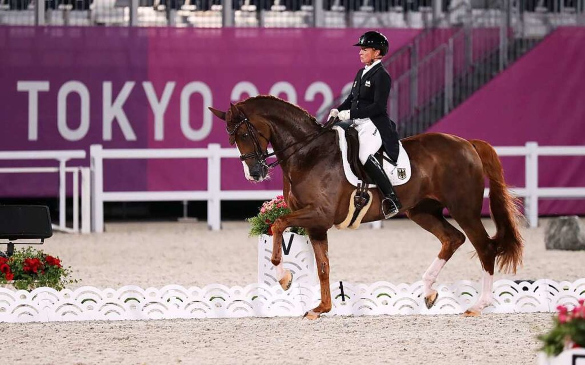 Isabell Werth  auf ihrer Stute Bella R... Medaille bei den Olympischen Spielen.  | Foto: Friso Gentsch (dpa)
