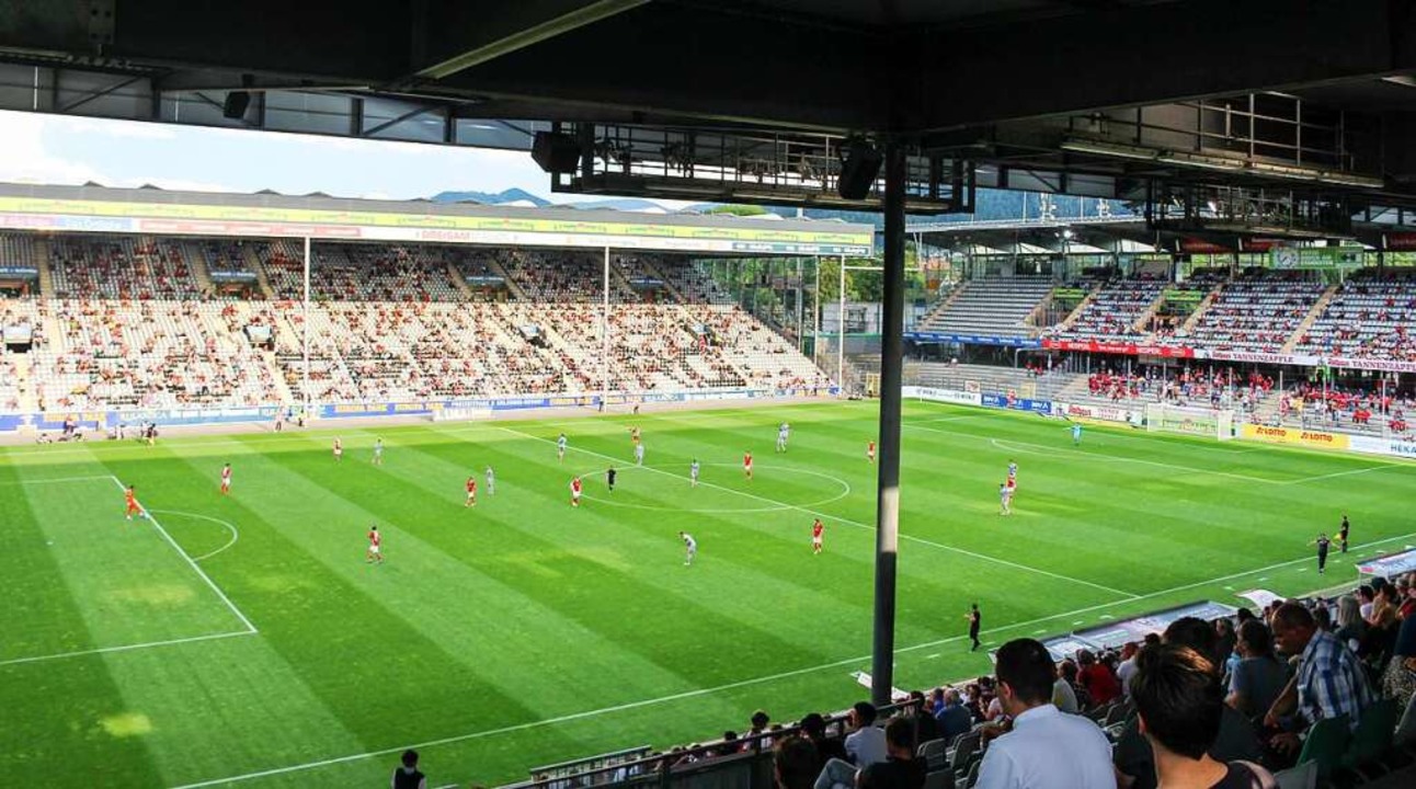 4000 Fans haben sich gestern im Dreisamstadion eingefunden  | Foto: Johannes Breuninger