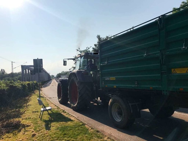 Ein Traktor bringt Weizen ber die Rhe...ie Kanalbrcke werden zurzeit saniert.  | Foto: Susanne Ehmann