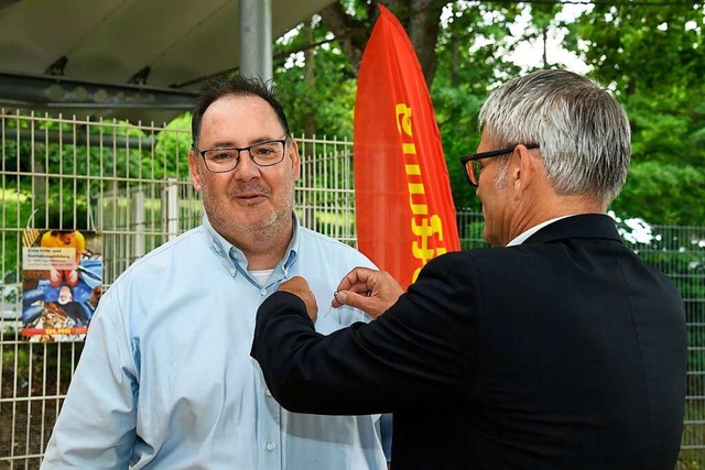 Mit der Landesehrennadel wurde Alexand...e ihm Brgermeister Martin Lffler an.  | Foto: Volker Mnch