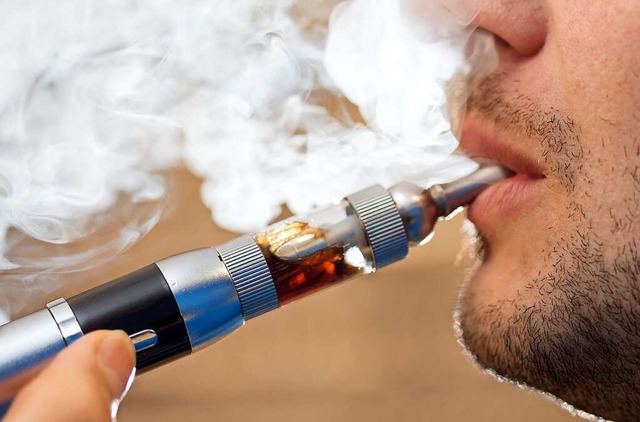 E-Zigaretten wirken harmlos, sind sie aber nicht.  | Foto: Friso Gentsch (dpa)