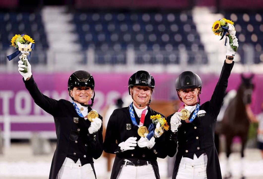 Überglückliche Medaillengewinnerinnen:...ll Werth und Jessica von Bredow-Werndl  | Foto: Friso Gentsch (dpa)