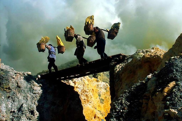 Schwefelsammler in Indonesien: Szene aus &#8222;Workingman&#8217;s Death&#8220;  | Foto: Wolfgang Glawogger