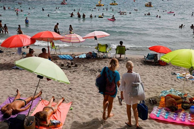 Urlauber auf Mallorca: Laut Robert-Koc...erzeitigen Infektionsgeschehen&#8220;.  | Foto: Clara Margais (dpa)