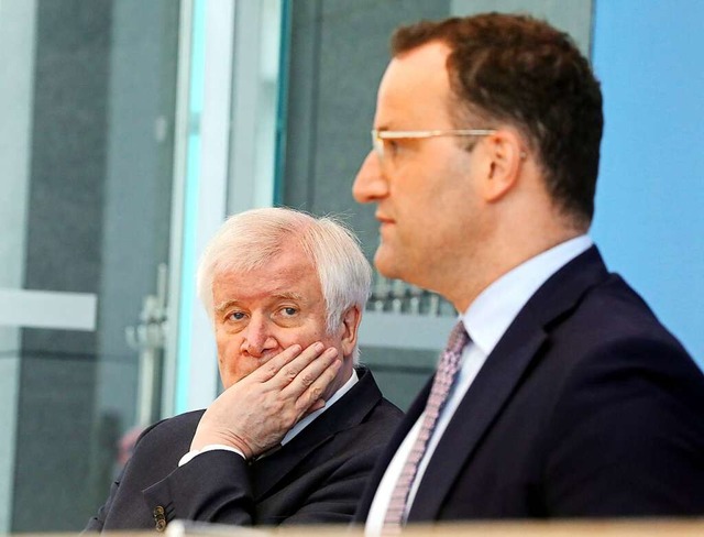 Bundesinnenminister Horst Seehofer (li...n. Damit sind sie reichlich spt dran.  | Foto: Wolfgang Kumm (dpa)