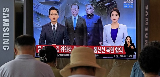 Ein Fernsehbildschirm im Bahnhof von S...dkoreanischen Prsidenten Moon Jae-in.  | Foto: Ahn Young-Joon (dpa)