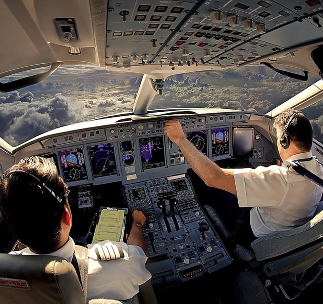 Noch sitzen Menschen im Cockpit .  | Foto: petrovalexey - stock.adobe.com