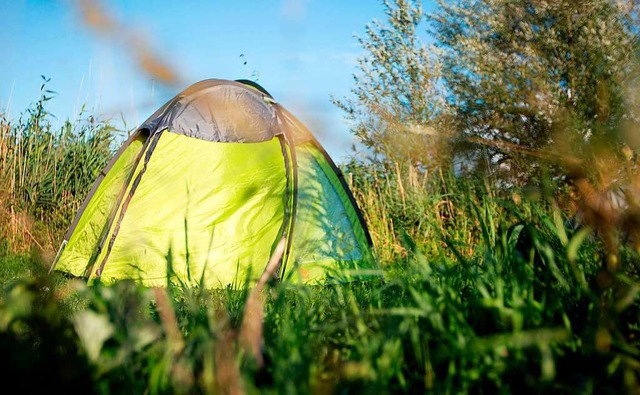 Mit dem Zelt auf dem Grundstck eines ...nter gewissen Voraussetzungen mglich.  | Foto: Florian Schuh (dpa)