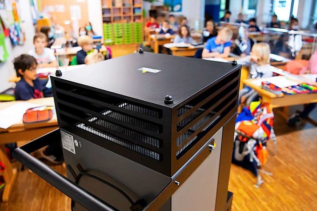 Mobiler Luftfilter in einem Klassenzimmer   | Foto: Sven Hoppe (dpa)
