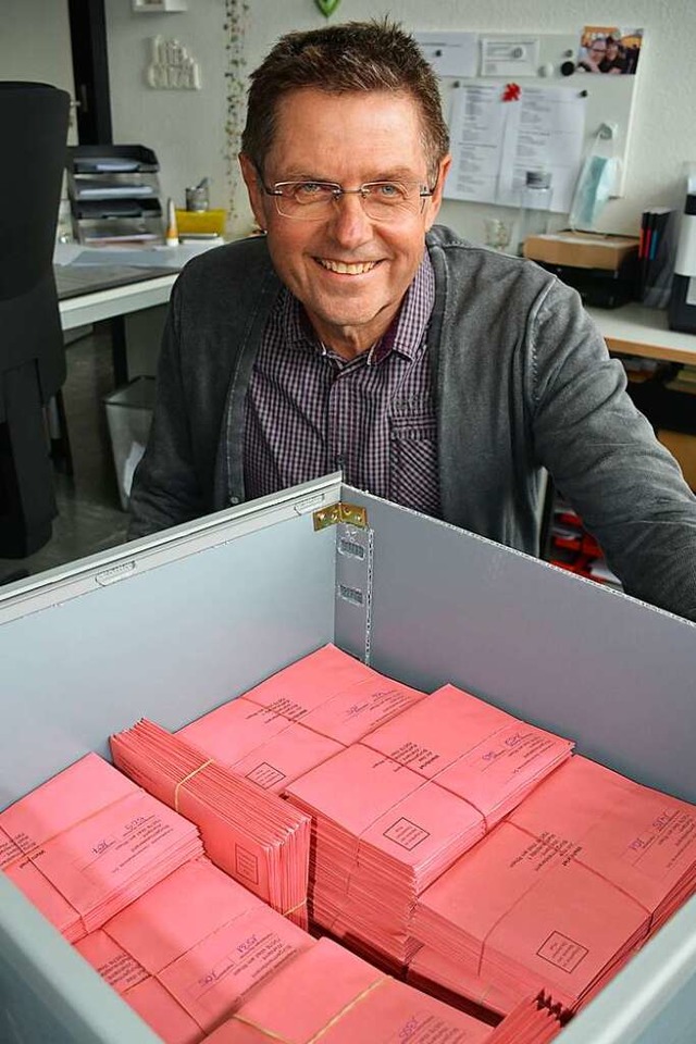Jrgen Schopferer an einer der Wahlurnen bei der Landtagswahl 2021  | Foto: Hannes Lauber