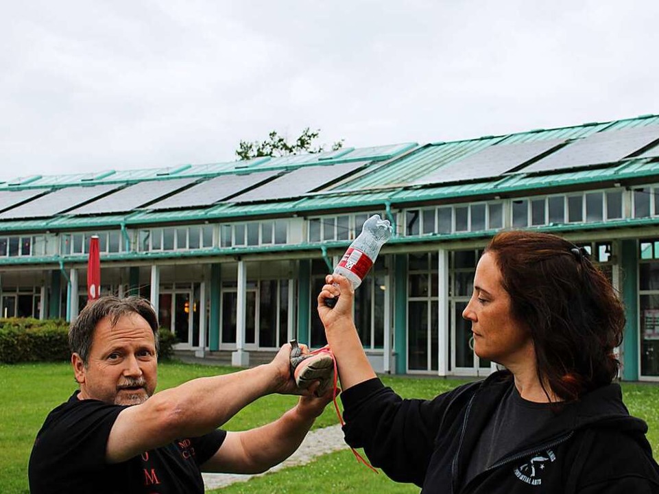 Eine Colaflasche kann auch zur Selbstverteidigung eingesetzt werden  | Foto: Anna Castro Ksel