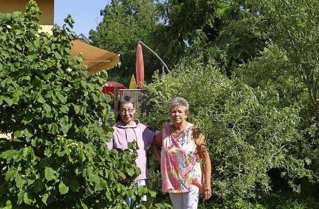 Doris Gtschel und Daniela Maszurimm, rechts hinter ihnen das Wldchen  | Foto: Susanne Ehmann
