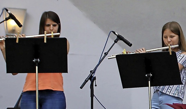 Marie Kyas und  Linda Klankert  spielen den Hit &#8222;El Condor Pasa&#8220;.  | Foto: Michelle Gntert