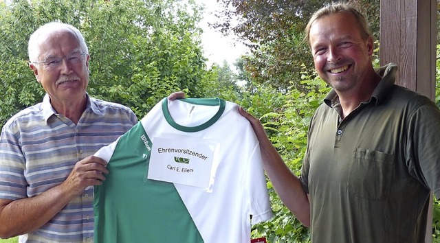 Alexander Kappes, Vorsitzender des TC ...en Carl E. Eilers ein Vereins-T-Shirt.  | Foto: privat