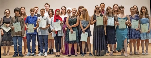 Die Abschlussschler der Gemeinschafts...ihrer Feier in der Altrheinhalle Mrkt  | Foto: privat