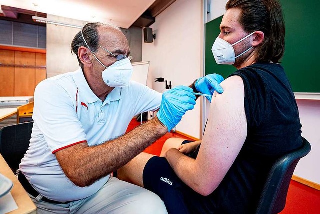 Impfaktion an der Uni Potsdam:  Mindes...hen oder 61,1 Prozent der Bevlkerung.  | Foto: Fabian Sommer (dpa)