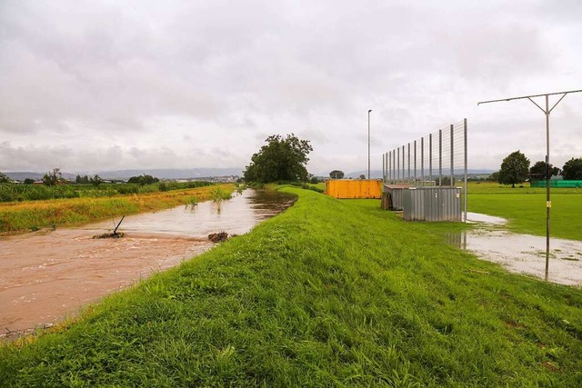 Beim Starkregen im Juli hat der Damm b...en drckten das Wasser durch die Erde.  | Foto: Sandra Decoux-Kone