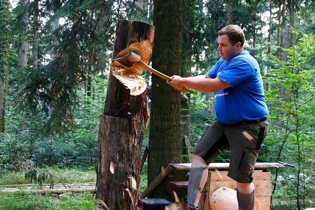Die Aktiven im Ringerclub trainieren im Wald fr Holzfllermeisterschaften.  | Foto: Heidi Fel
