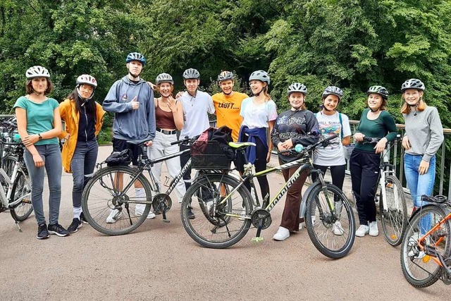 Eine Schlergruppe radelte nach Freiburg ins Rieselfeld.  | Foto: Gabriele Fssler