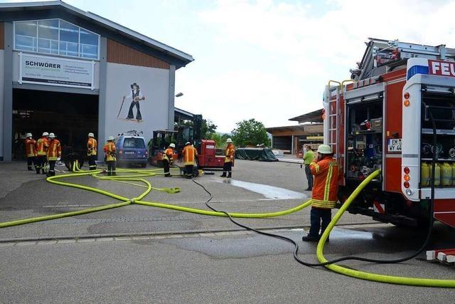 Feuerwehr verhindert greren Brand in Holzbaufirma in Wyhl