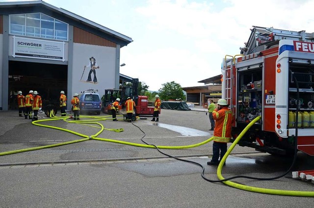 Schnell vor Ort waren die Feuerwehren ...am Donnerstag im Wyhler Gewerbegebiet.  | Foto: Roland Vitt