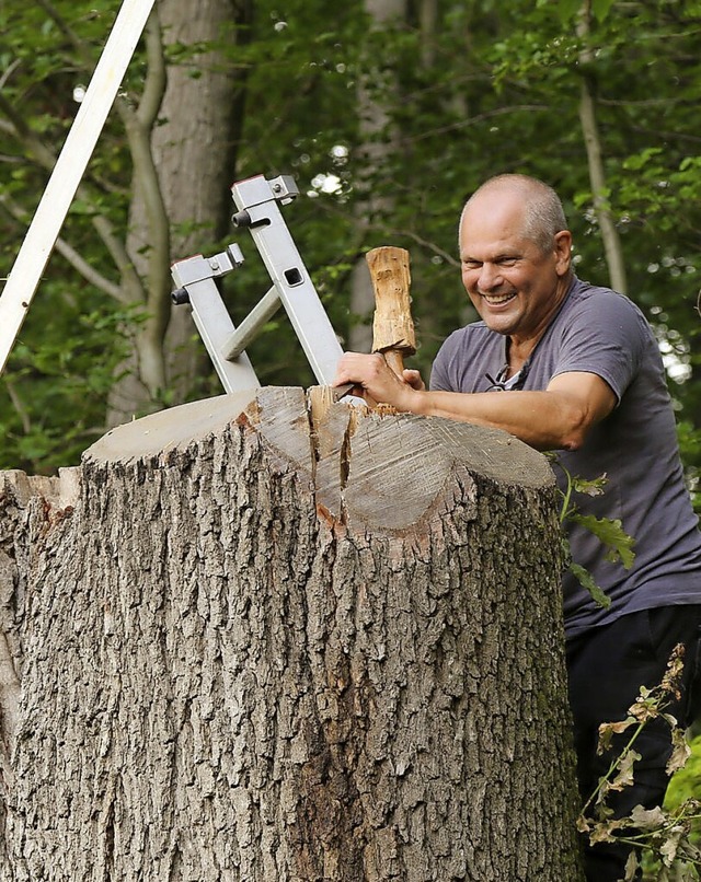 Der Knstler Peter Hauck schafft aus d...oramaweg in Mnchweier ein Kunstwerk.   | Foto: Sandra Decoux-Kone