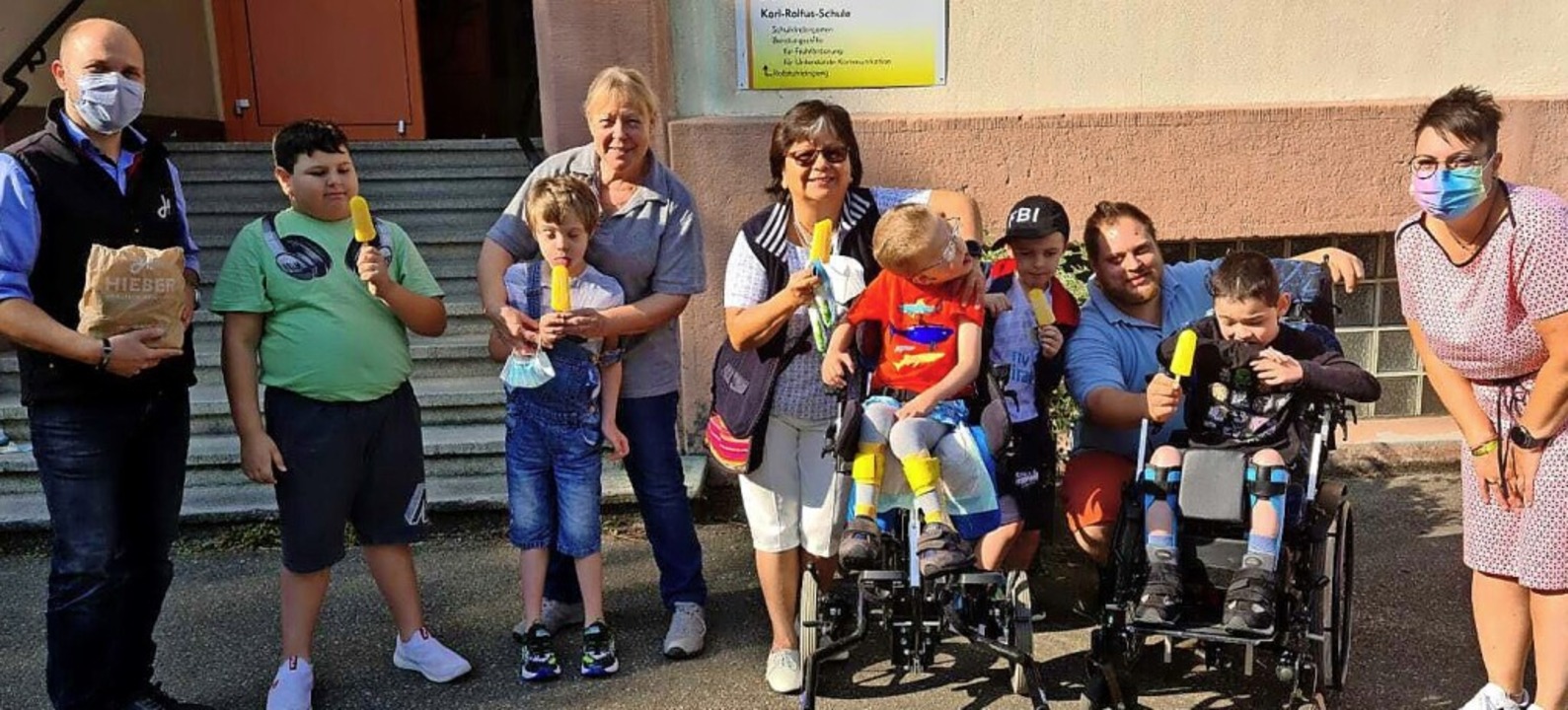 <BZ-FotoAnlauf>Gesamtelternbeirat:</BZ... an Schlerinnen und Schler verteilt.  | Foto: Grimberg / GEB