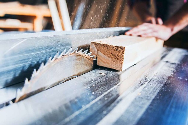 Die Arbeit mit Holz interessiert Jugendliche.  | Foto: Karanov images  (stock.adobe.com)