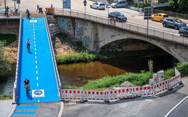Die neue Fahrradbrcke in Tbingen ist blau und beheizbar.  | Foto: Christoph Schmidt (dpa)