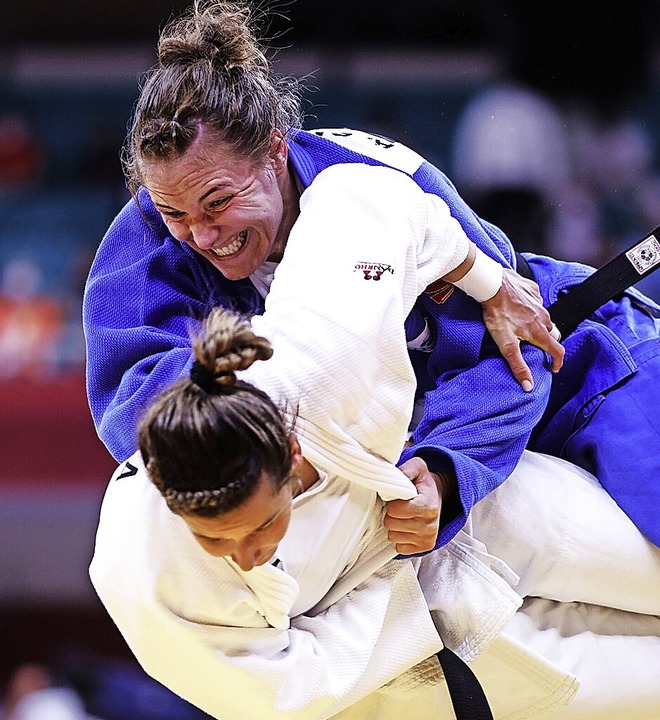 Anna-Maria Wagner (oben) besiegt im Vi...finale die Brasilianerin Aguiar Mayra.  | Foto: Oliver Weiken (dpa)