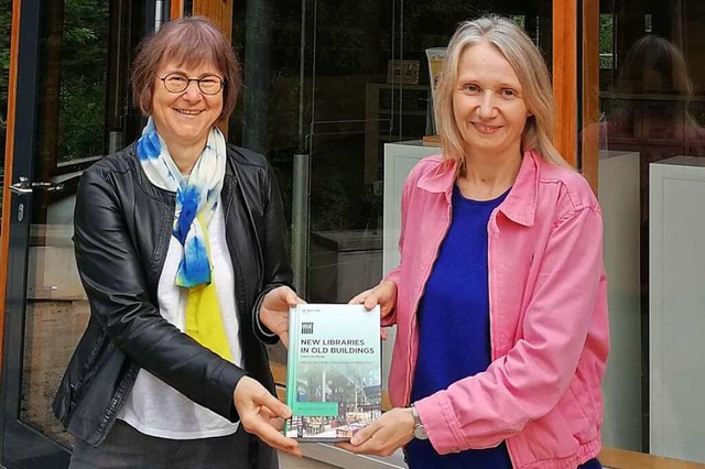 Angelika Manz (links) und Petra Sppel mit dem Buch ber Bibliotheken  | Foto: Elke Kamprad