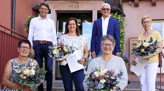 Arbeitsjubilare und neue Rentner bei d... davor Doris Weber und  Sigrid Rmer.   | Foto: Ulrike Hiller