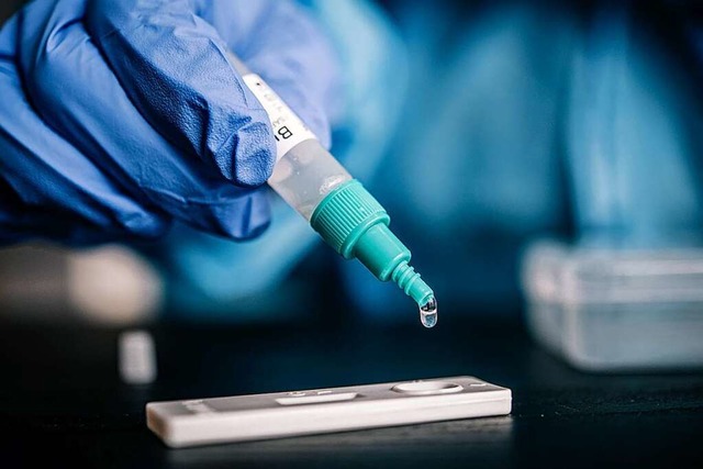 Schnelltests sind weniger zuverlssig als die PCR-Tests im Labor.  | Foto: Zacharie Scheurer (dpa)