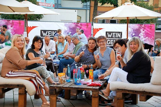 Gemtliche Freundinnenrunde auf dem Marktplatz.  | Foto: Hubert Rderer