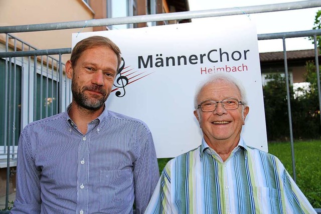 Frank Mehrle (links) und Hermann Lehma...rs Heimbach zum 150-jhrigen Bestehen.  | Foto: Dagmar Barber