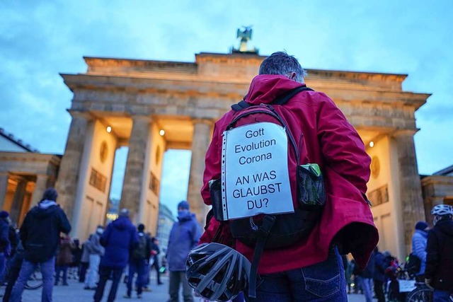 Teilnehmer einer Querdenker-Demo im vergangenen Januar.  | Foto: Jrg Carstensen (dpa)