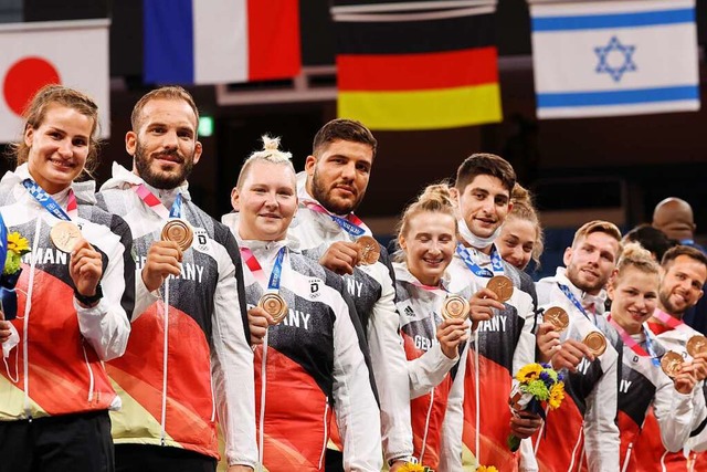 Das deutsche Judo-Team feiert seine Bronze-Medaille.  | Foto: Friso Gentsch (dpa)