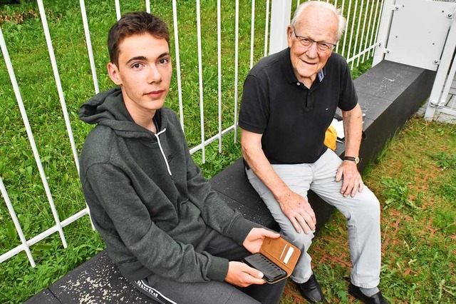 Der 15-jhrige Matthieu Knller gibt s... 88-jhrigen Rainer Junghanns weiter.   | Foto: Maja Tolsdorf